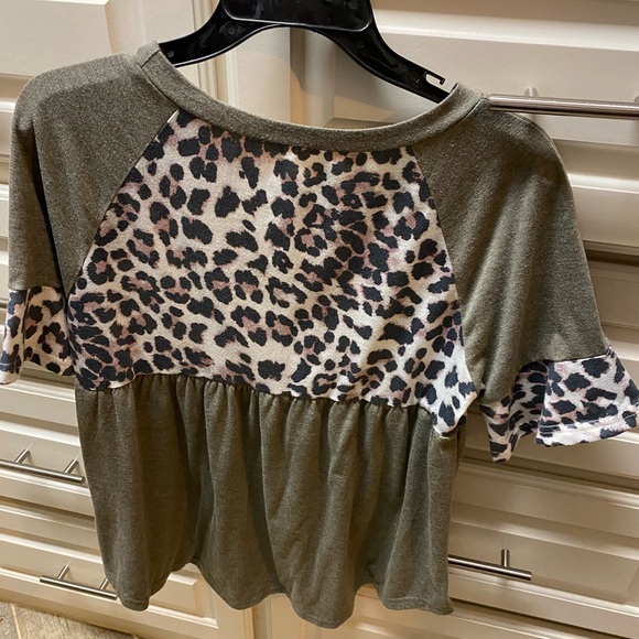 Comfortable Animal print blouse size small dark khaki in color - Picture 2 of 6